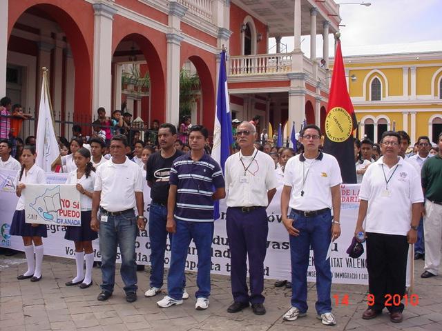 Los Profesores de Educacion Fisica dirigieron desfile, coordinados por el gran maestro Brenes (de bigotes,pelon, canoso y camisa blanca)